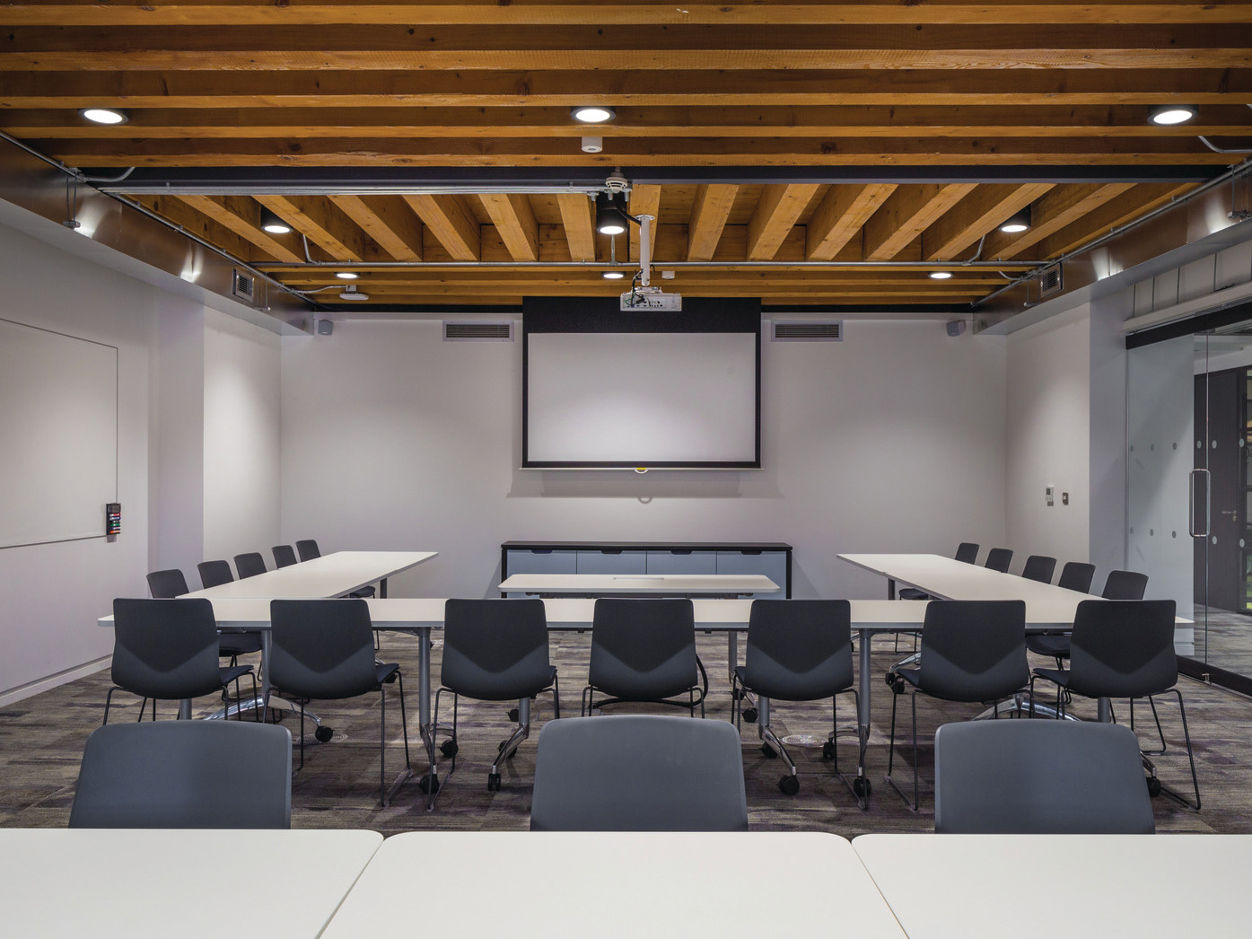 合肥政務區(qū)1800平方創(chuàng)意辦公室裝修設計項目案例分析(圖1) 會議室2.jpg